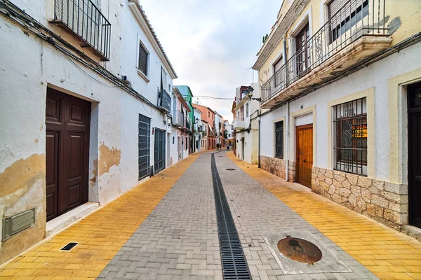 Denia, İspanya - 13 Haziran 2019: Dar sokakları ve kaldırımlı Eski Şehir Denia