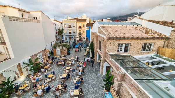 Denia, İspanya - 13 Haziran 2019: Denia kasabasındaki Els Magazinos pazarında yiyip içen insanlar.