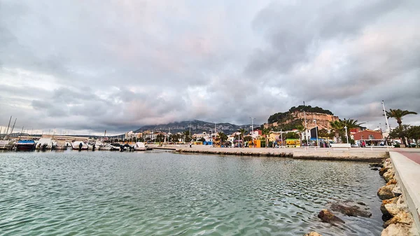 Denia, Španělsko-13. červen 2019: panoramatický pohled na přístavní promenádu Denia, pohoří Montgo a hrad. — Stock fotografie