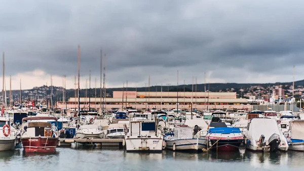 Денія, Іспанія-13 червня 2019: панорамний вид на порт Деніа. — стокове фото