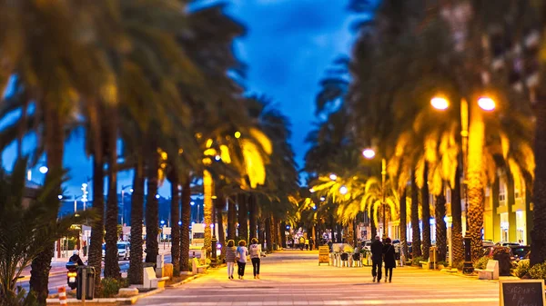 Denia, Spanje-13 juni 2019: Spaanse stad Denia met prachtige straat en palmen. — Stockfoto