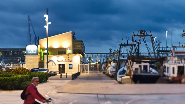 Denia, İspanya - 13 Haziran 2019: Denia şehrinin limanında halatlı balıkçı teknesi. — Stok fotoğraf