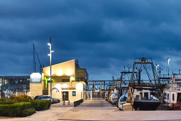 Denia, İspanya - 13 Haziran 2019: Denia şehrinin limanında halatlı balıkçı teknesi. — Stok fotoğraf