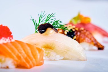 Somon, ton balığı, havyar ve kızarıklık i ile nigiri suşi seti yakın çekim