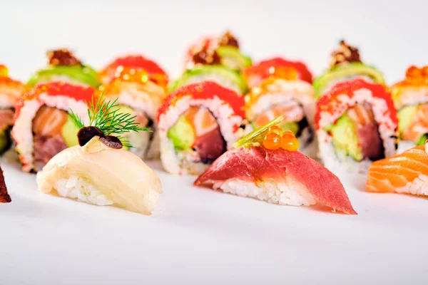 Primer plano del conjunto de rollos de sushi y uramaki nigiri aislados sobre fondo blanco . — Foto de Stock