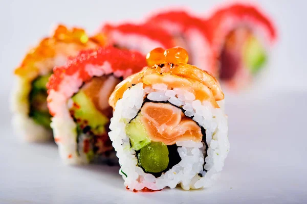 Primer plano de los rollos de sushi uramaki con caviar rojo, salmón y avoc — Foto de Stock