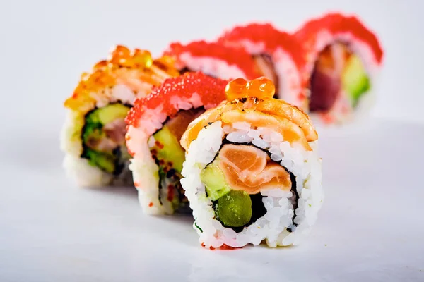 Primer plano de los rollos de sushi uramaki con caviar rojo, salmón y avoc — Foto de Stock