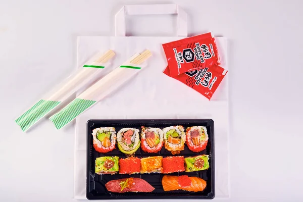 Felülnézet Nigiri sushi és Uramaki tekercs meg a műanyag takeaw — Stock Fotó