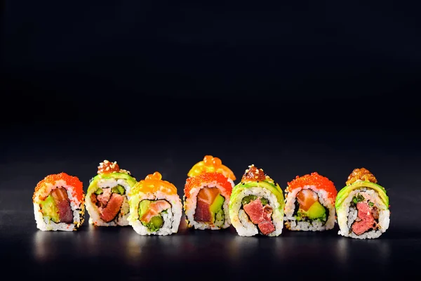 Primer plano de los rollos de sushi uramaki con caviar rojo, salmón y aguacate — Foto de Stock