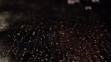 Siyah bir katı yüzeye düşen birçok yaban mersini yavaş hareket. Suya düşen yaban mersini.