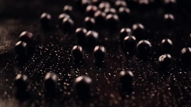 Les Bleuets Descendent Sur Une Surface Noire Avec Des Gouttelettes — Video