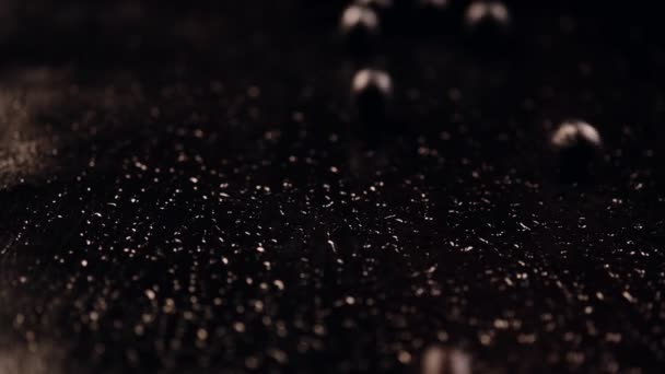 Blaubeeren Rollen Auf Einer Schwarzen Oberfläche Mit Wassertropfen Herunter Abstrakt — Stockvideo