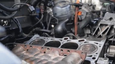 Araba motoru tamiri. Taşlama dan sonra araç motoru silindir kafasını temizleyen mekanik ellerin yakın çekim.