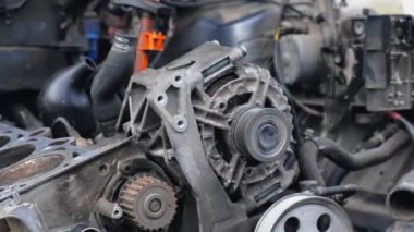 Otomobil servisinde otomobil motoruyakın çekim dinamik video. Araç muayene veya onarım süreci.