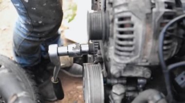 Oto servisinde araç motorudinamik video. Araç muayene veya onarım süreci.
