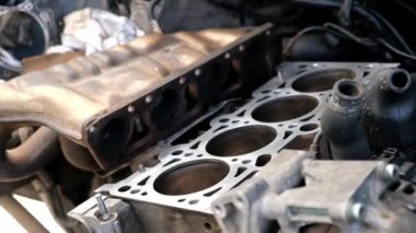 Araba tamircisi yağlı ellerin yakın çekim araba motoru tamir. Araba tamir oto servisi.