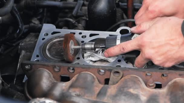 Réparation Moteur Voiture Gros Plan Des Mains Des Mécaniciens Qui — Video