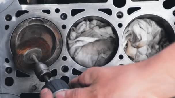 Naprawa Silników Samochodowych Zbliżenie Mechanicznych Rąk Szlifowanie Głowicy Cylindra Silnika — Wideo stockowe