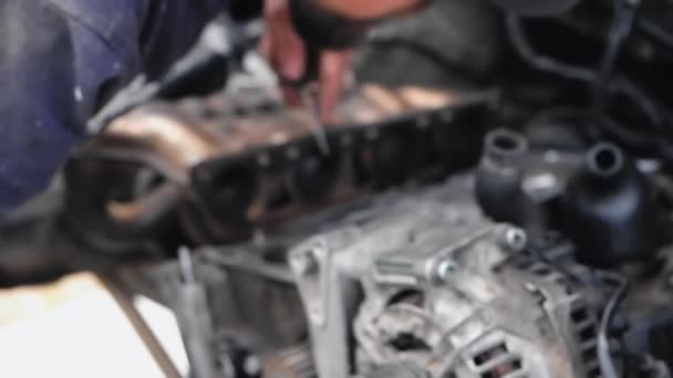 Reparação Motor Carro Close Mãos Mecânicas Limpando Cabeça Cilindro Motor — Vídeo de Stock
