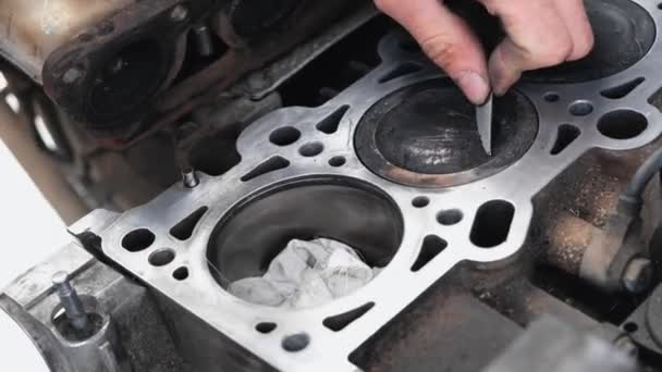 汽车发动机维修 机械师清洁汽车发动机气缸盖的特写镜头 — 图库视频影像