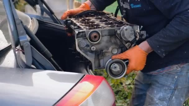 Automechaniker Hält Automotor Den Händen Reparatur Von Kraftfahrzeugen — Stockvideo