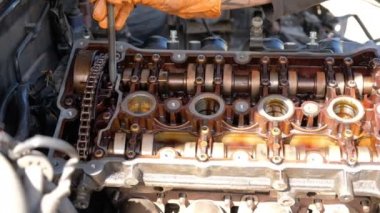 Araba tamircisi tamir araba motoru yavaş hareket. Araba tamir oto servisi.