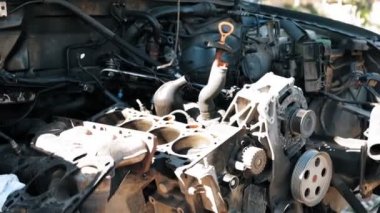 Otomobil servisinde otomobil motorunun yavaş çekim dinamik video. Araç muayene veya onarım süreci.