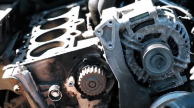 Oto tamircisi ellerinin yakın çekim ve anahtar tamir araba motoru. Araba tamir oto servisi. Yavaş çekim.