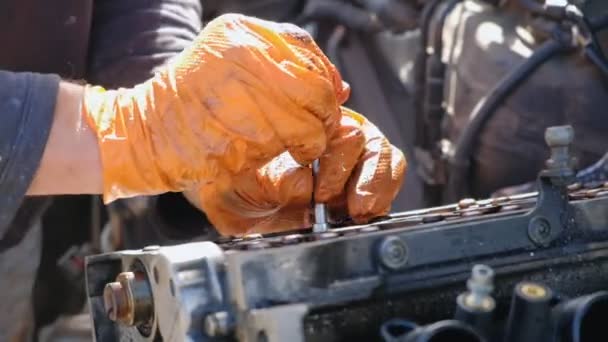 汽车机械师手用扳手修理汽车马达的特写镜头 汽车修理汽车服务 — 图库视频影像