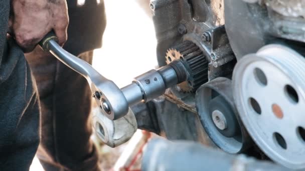 Close Auto Mechanic Hands Wrench Repairing Car Motor Car Repair — Stock Video