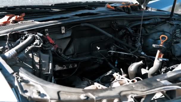 オートサービスで車のエンジンのスローモーションダイナミックビデオ 車両検査または修理プロセス — ストック動画