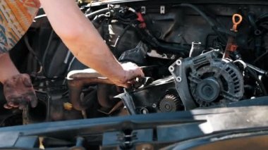 Oto tamircisi yağlı ellerin yakın çekim ve anahtar tamir araba motoru. Araba tamir oto servisi. Yavaş çekim.