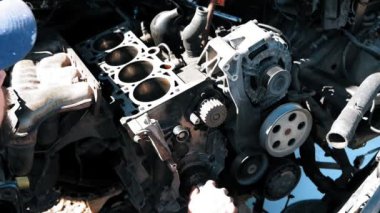 Araba tamircisi yağlı ellerin yakın çekim araba motoru tamir. Araba tamir oto servisi. Yavaş çekim.