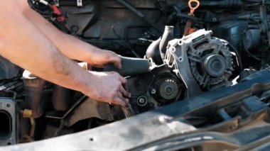 Araba tamircisi yağlı ellerin yakın çekim araba motoru tamir. Araba tamir oto servisi. Yavaş çekim.