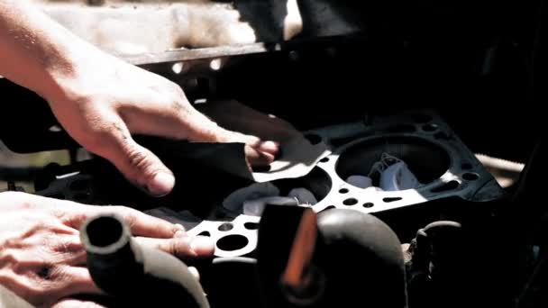 汽车机械师油腻的手修理汽车发动机的特写 汽车修理汽车服务 慢动作 — 图库视频影像