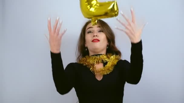 Hermosa Chica Feliz Captura Globos Oro Con Número Dos Fondo — Vídeo de stock