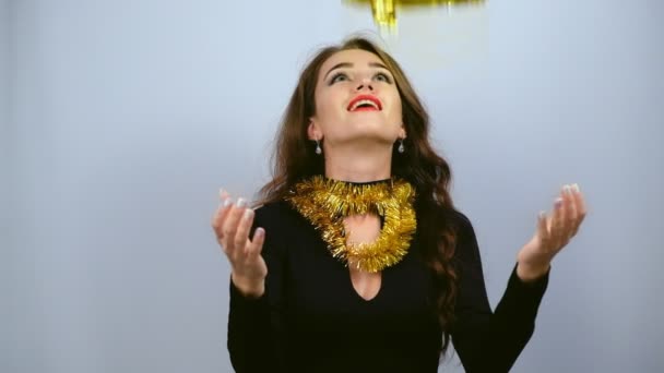 Mooi Gelukkig Meisje Vangen Gouden Ballonnen Met Twee Nul Nummers — Stockvideo