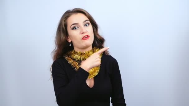 Parlak Makyajlı Genç Güzel Bir Kadın Iğrenme Duygusunu Gösteriyor Bir — Stok video