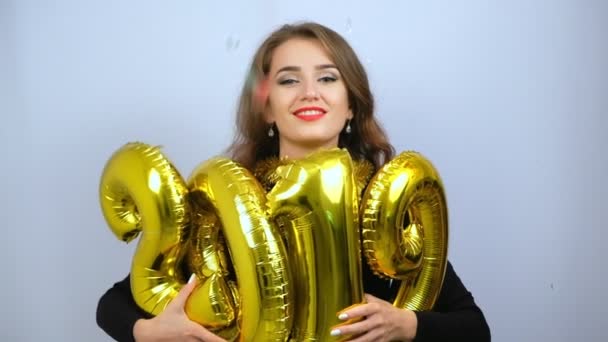 Szczęśliwa Dziewczyna Trzyma Złote 2019 Balony Kolorowe Konfetti Spada Zwolnionym — Wideo stockowe