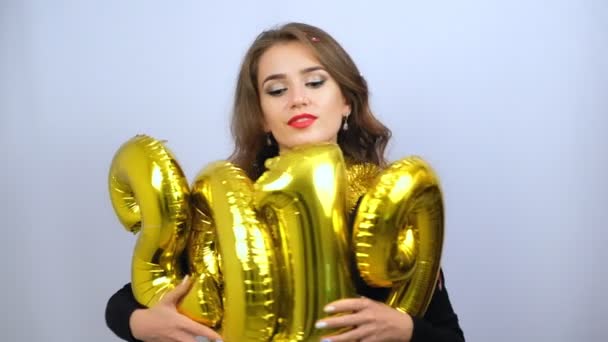Ευτυχισμένο Κορίτσι Κρατώντας Χρυσά Μπαλόνια 2019 Και Πολύχρωμα Κομφετί Πέφτουν — Αρχείο Βίντεο