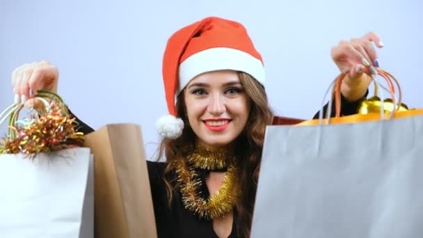 Mujer Joven Vestido Negro Sombrero Rojo Santa Claus Mostrando Coloridas — Vídeos de Stock