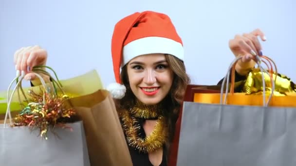 Mujer Joven Vestido Negro Sombrero Rojo Santa Claus Mostrando Coloridas — Vídeo de stock