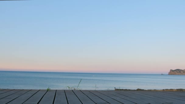 Blaues ruhiges Mittelmeer mit kleinen Wellen bei Sonnenuntergang. — Stockvideo