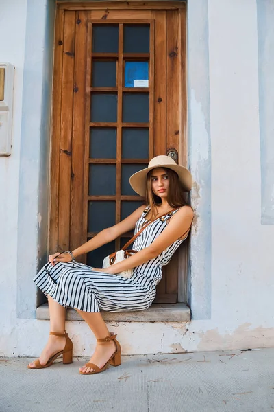 Retrato de moda de una mujer joven y elegante caminando por la calle . —  Fotos de Stock