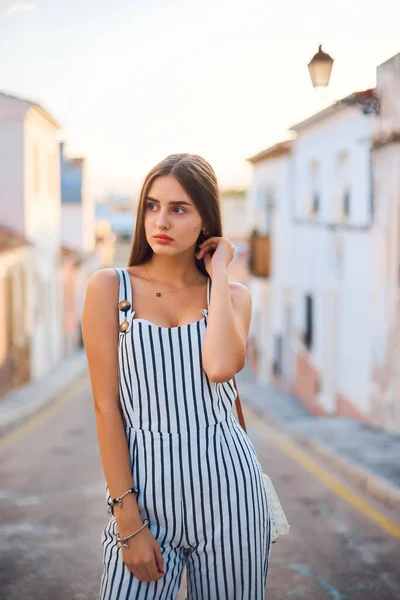 Portrait de mode de jeune femme élégante marchant dans les rues étroites . — Photo