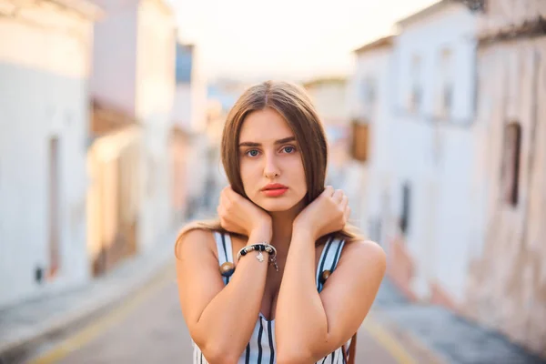 Portrait de mode de jeune femme élégante marchant dans les rues étroites . — Photo