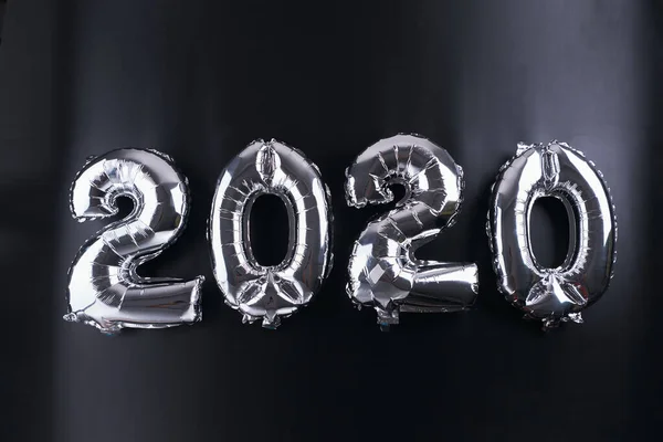 Zilverkleurige 2020 Nieuwjaarsballonnen Geïsoleerd Wit Vakantie Kerstmis Concept Bovenaanzicht Kopieerruimte — Stockfoto