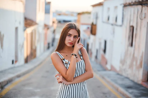 Retrato de moda de jovem mulher elegante andando em velhas ruas estreitas . — Fotografia de Stock