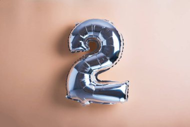 Gümüş renkli 2020 yeni yıl balonu beyaza izole edilmiş. Tatiller ve Noel konsepti. Üst Manzara. Boşluğu kopyala