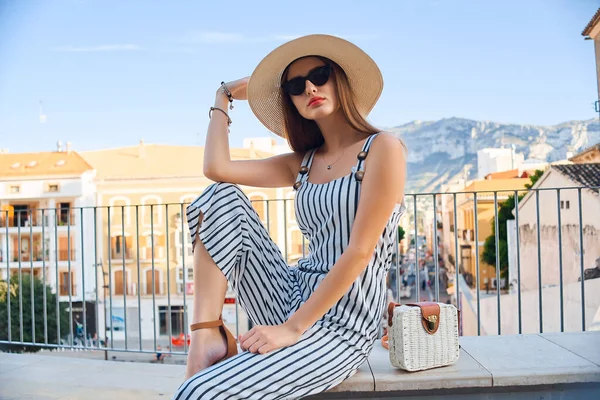 Solig livsstil mode porträtt av unga eleganta kvinna promenader på gatan. — Stockfoto